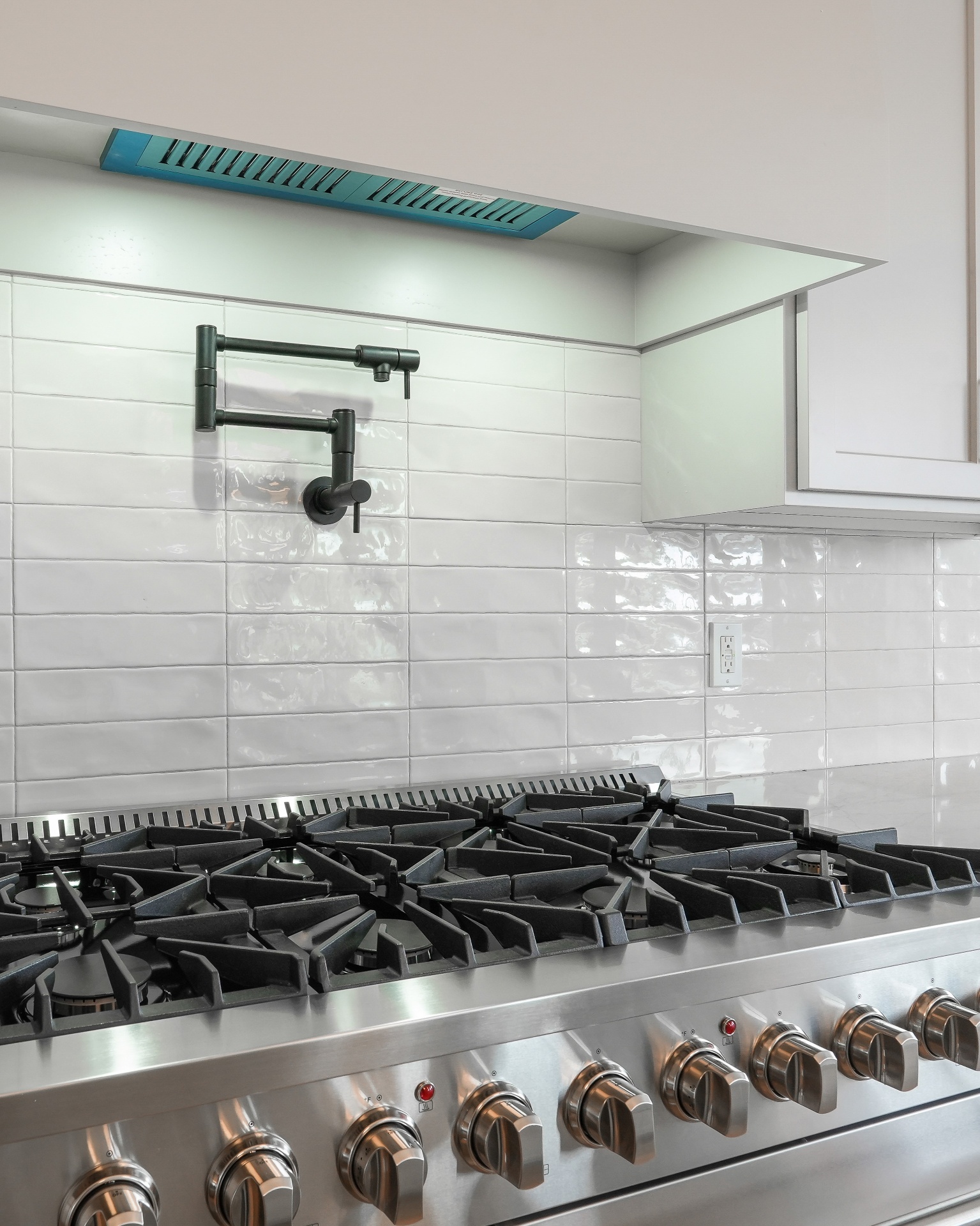 Pro Cooktop & Subway Tile